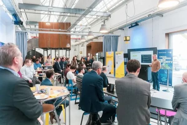 Alexander Busse, Gründer von Cybervize, bei einem Cybersecurity-Vortrag