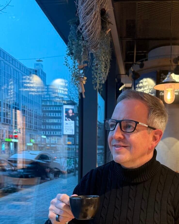 AI in SMEs: Experience Beats Digital Native